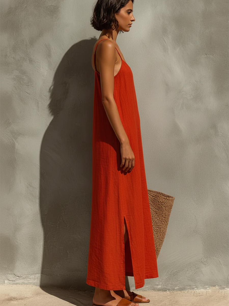 Abito da donna in cotone rosso con spalline sottili e scollo quadrato, un intramontabile modello in stile boho-resort