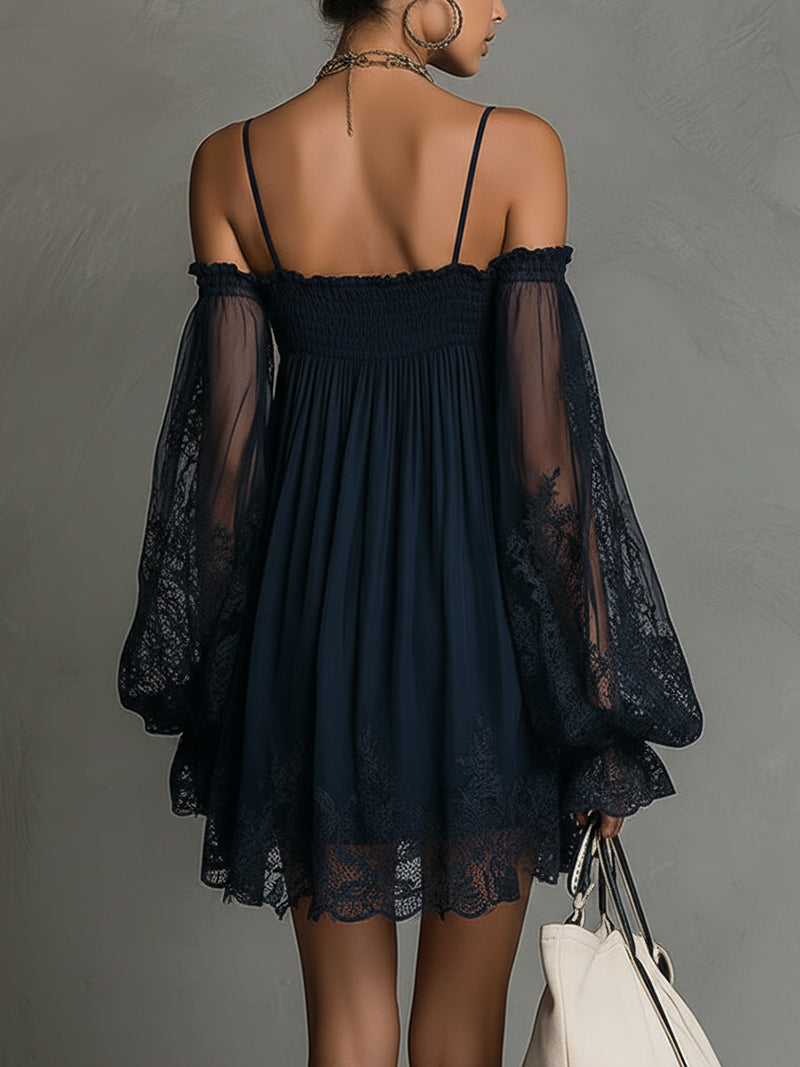Noemi • Vestito mini in chiffon blu navy con scollo a spalle scoperte, bordo in pizzo e maniche trasparenti