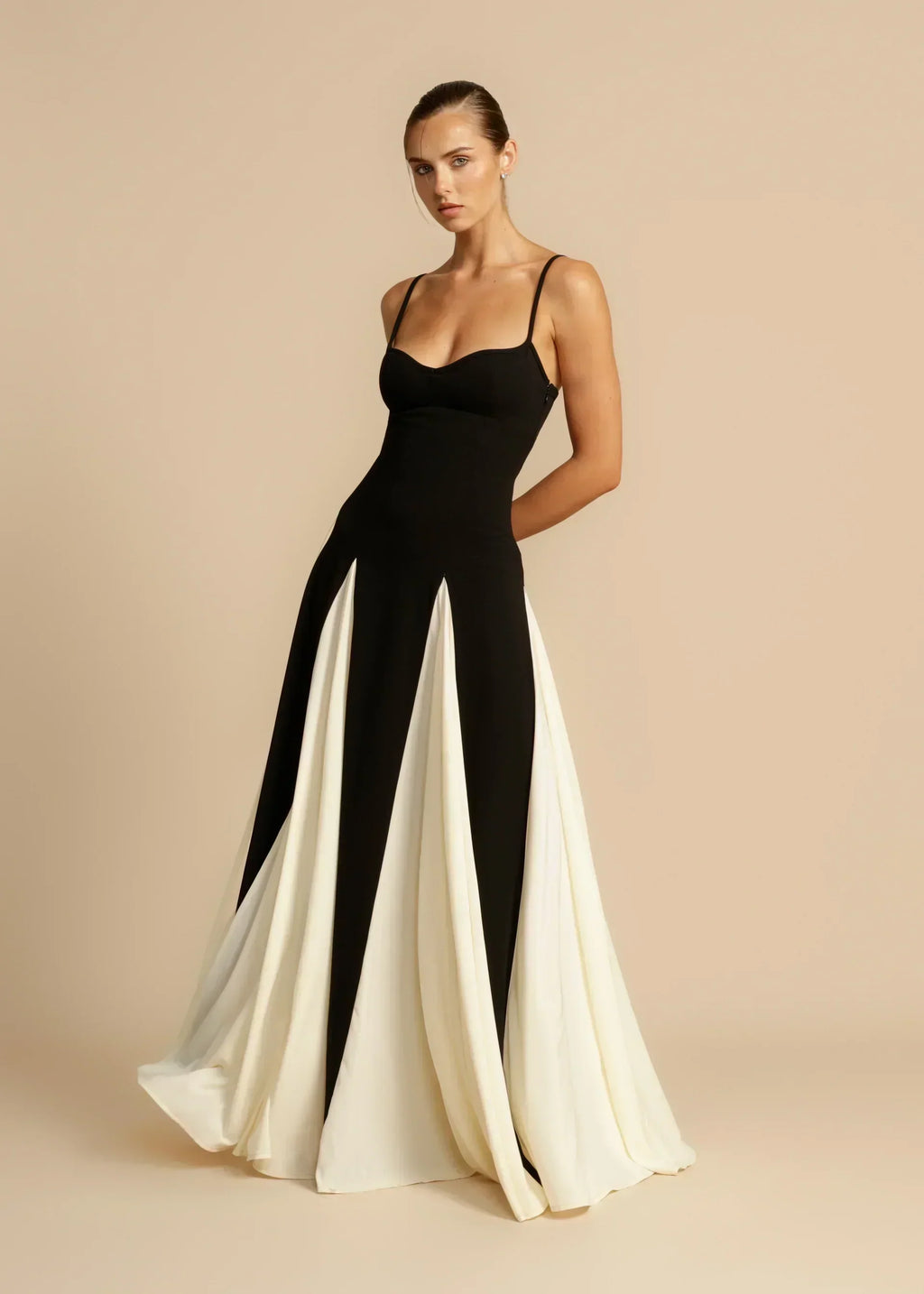 Oshrit™ | Vestido Maxi Elegante con Volantes en Contraste