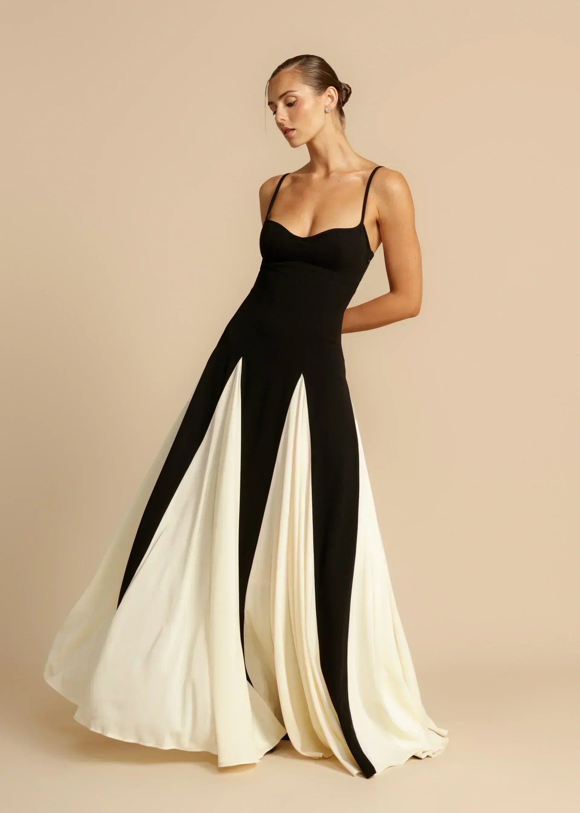 Oshrit™ | Abito Maxi Elegante con Volant a Contrasto