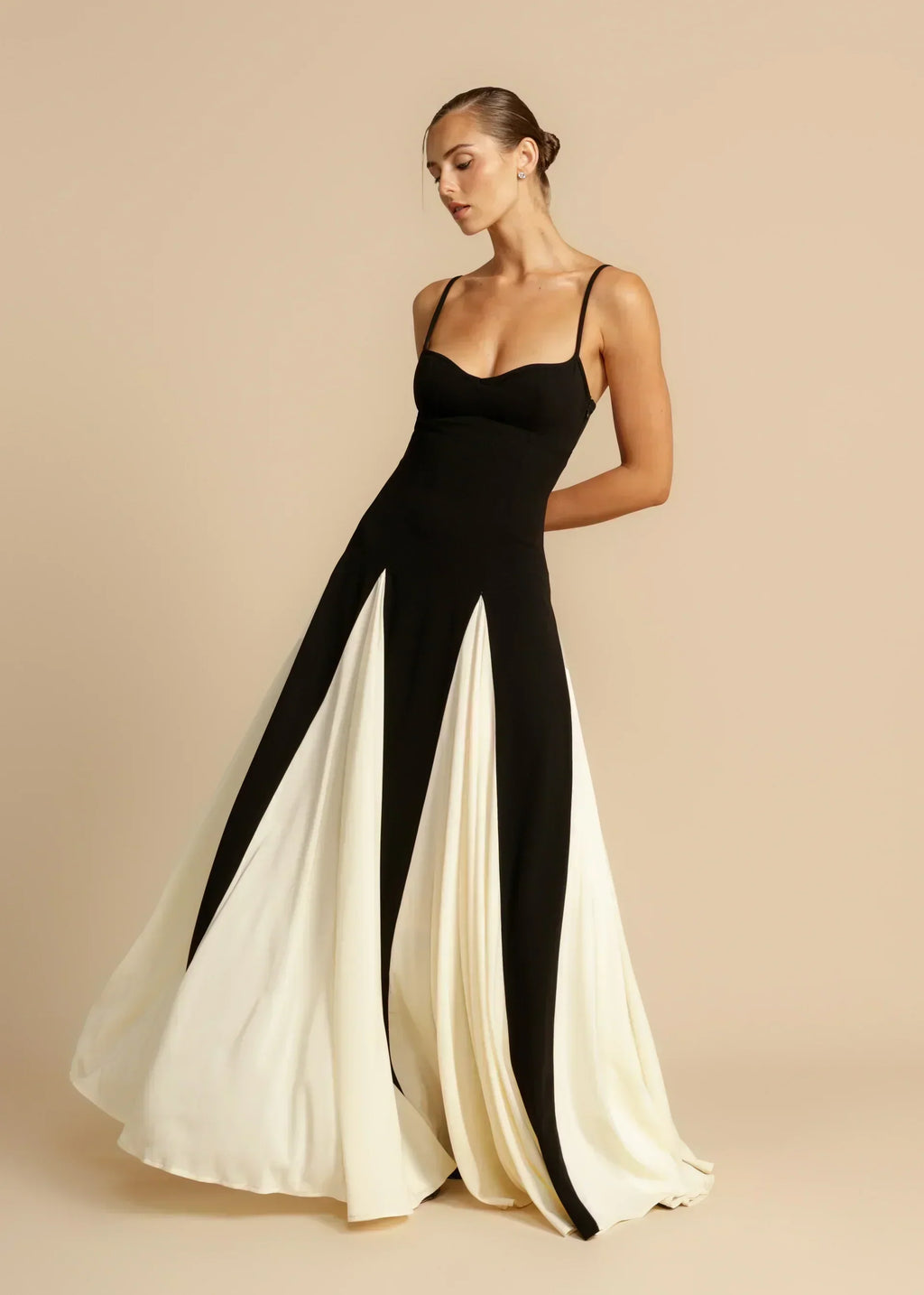 Oshrit™ | Vestido Maxi Elegante con Volantes en Contraste