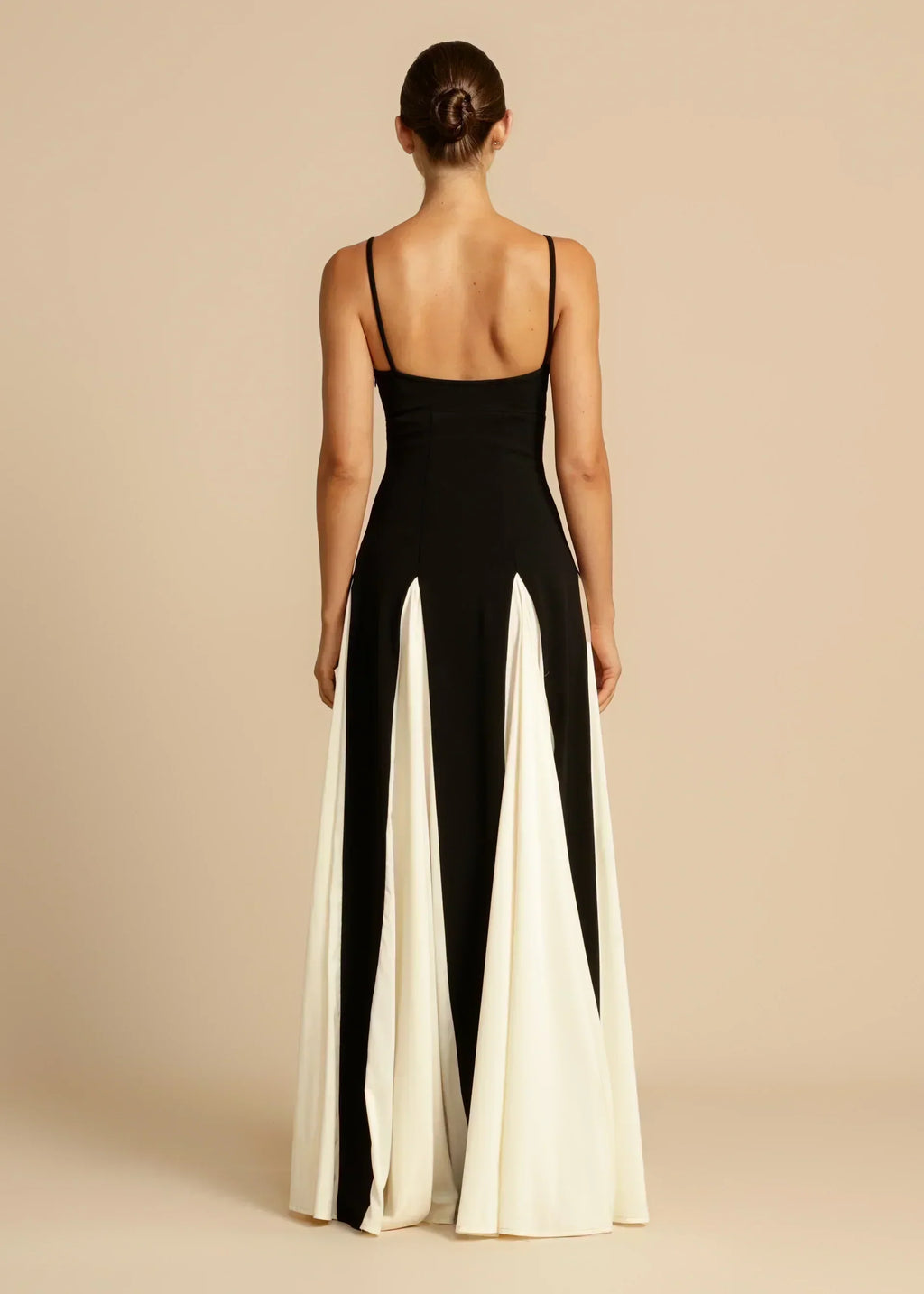 Oshrit™ | Vestido Maxi Elegante con Volantes en Contraste