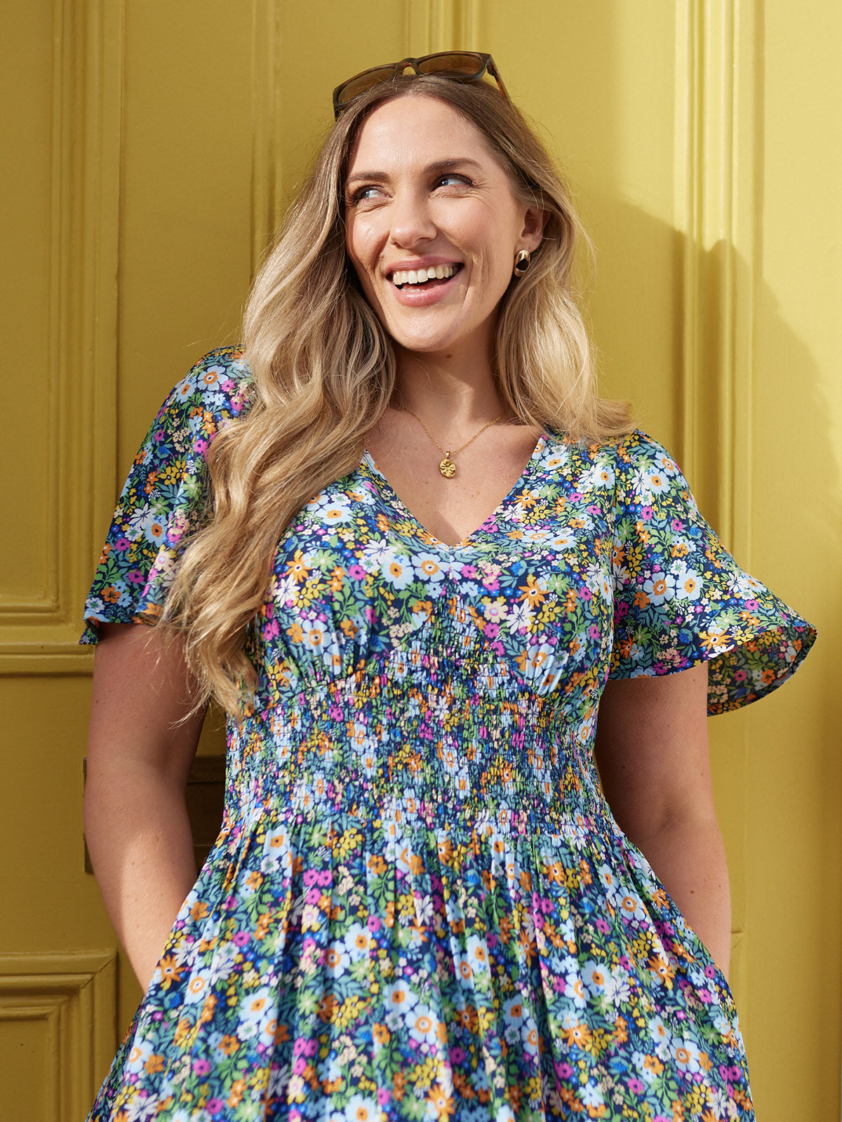Abito Maddie con scollo a V e maniche corte – Stampa floreale multicolore