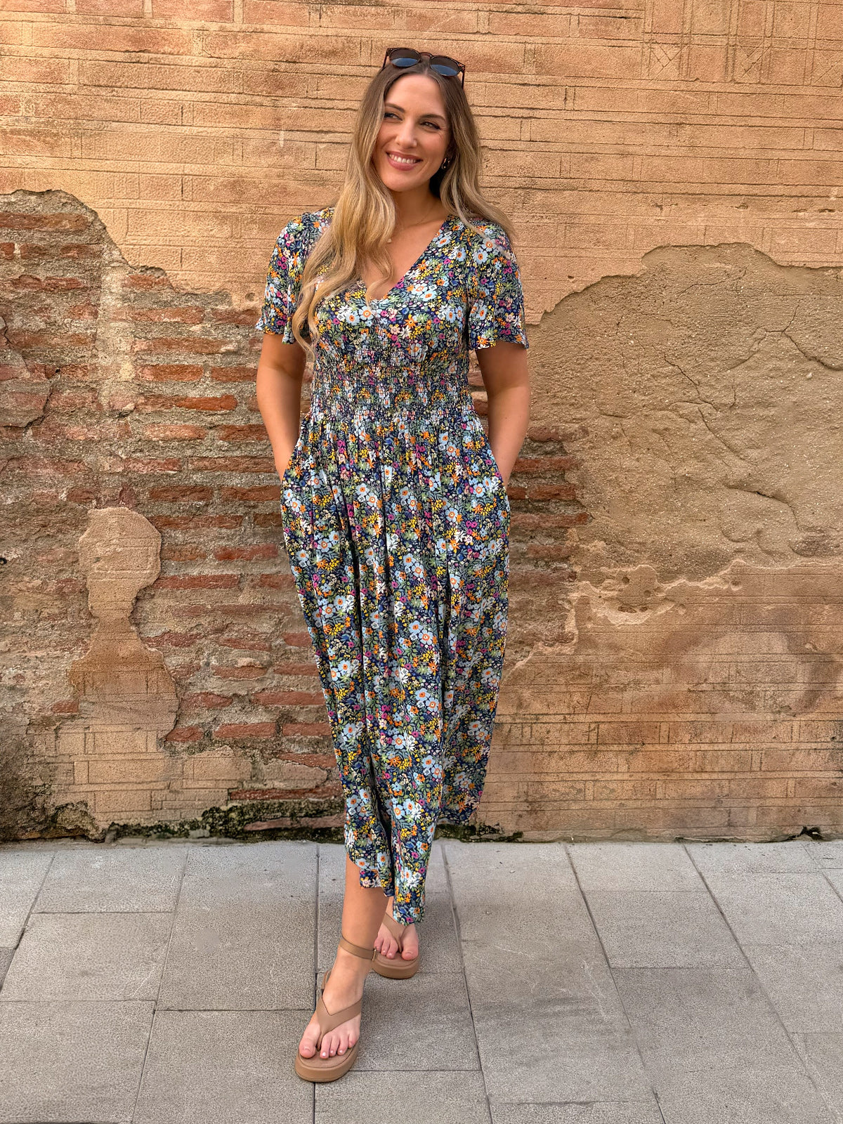 Abito Maddie con scollo a V e maniche corte – Stampa floreale multicolore