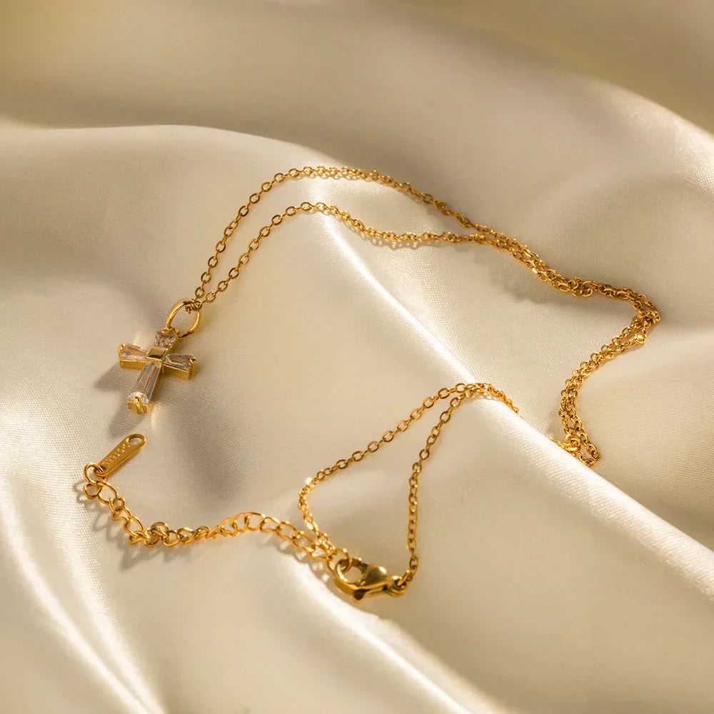 Collar con colgante de cruz de diamantes delicado