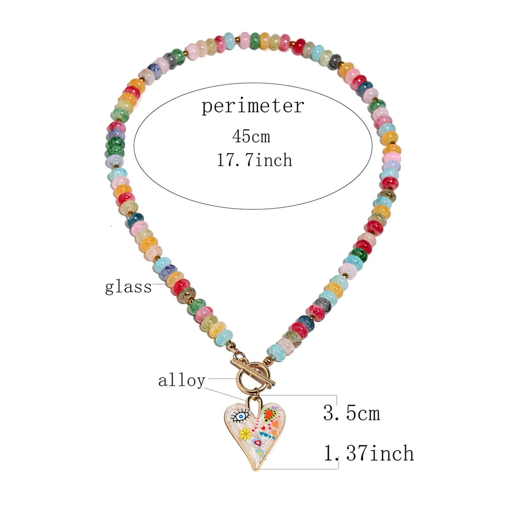 Collar de cuentas de piedras preciosas multicolor con colgante de corazón pintado.