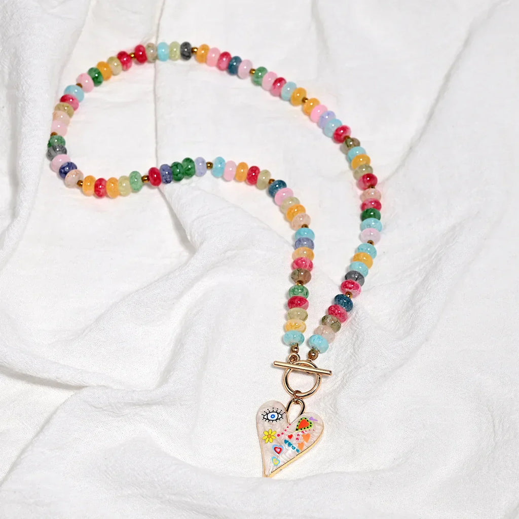 Collar de cuentas de piedras preciosas multicolor con colgante de corazón pintado.