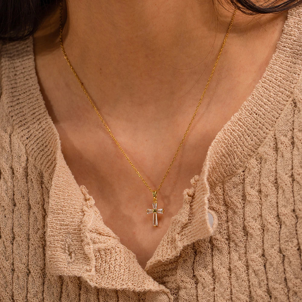 Collar con colgante de cruz de diamantes delicado