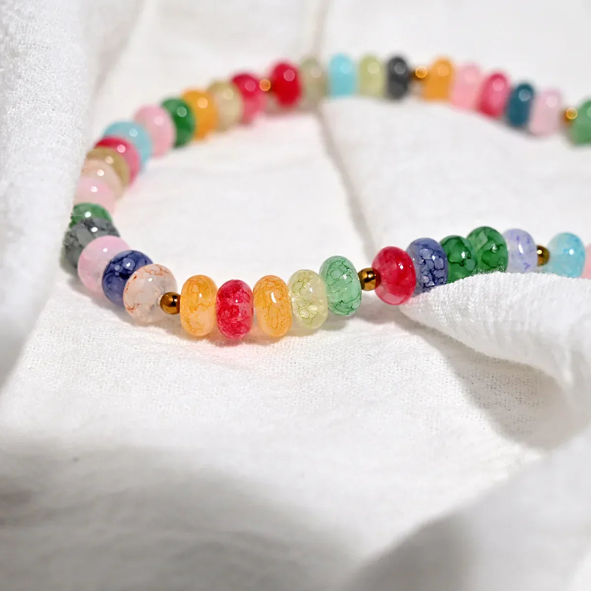 Collar de cuentas de piedras preciosas multicolor con colgante de corazón pintado.