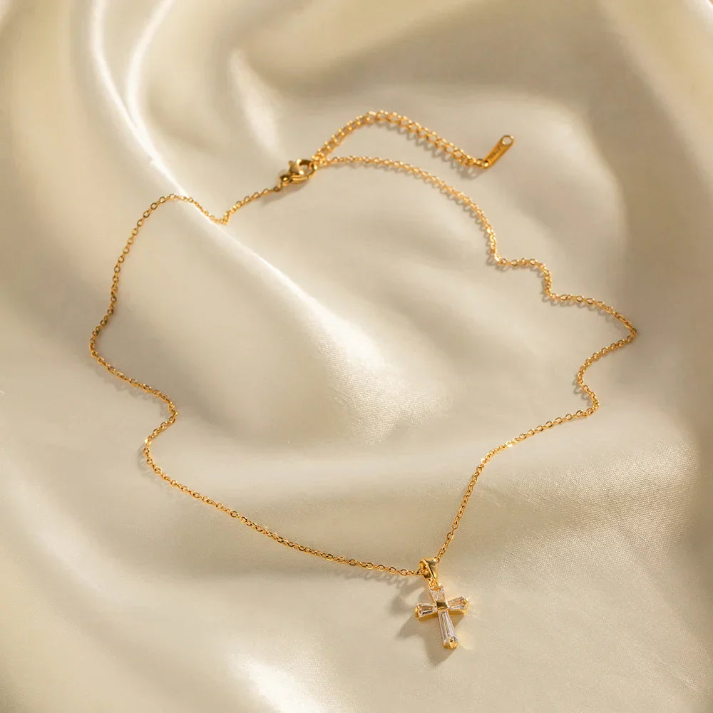 Collar con colgante de cruz de diamantes delicado