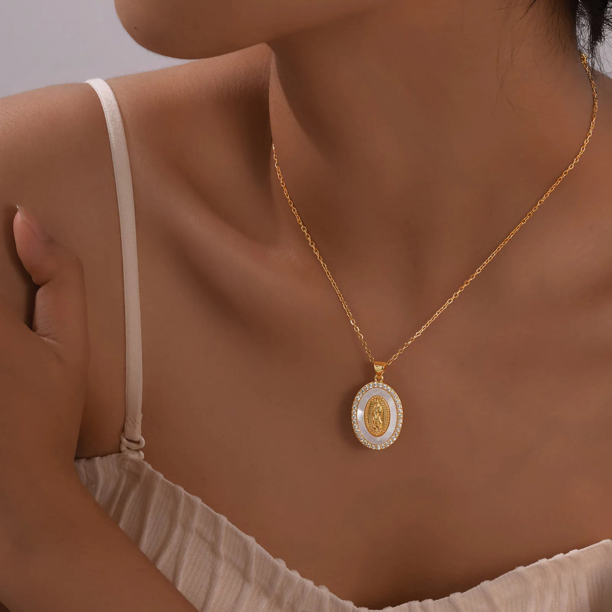Collar con Pendente Ovalado de la Virgen en Oro