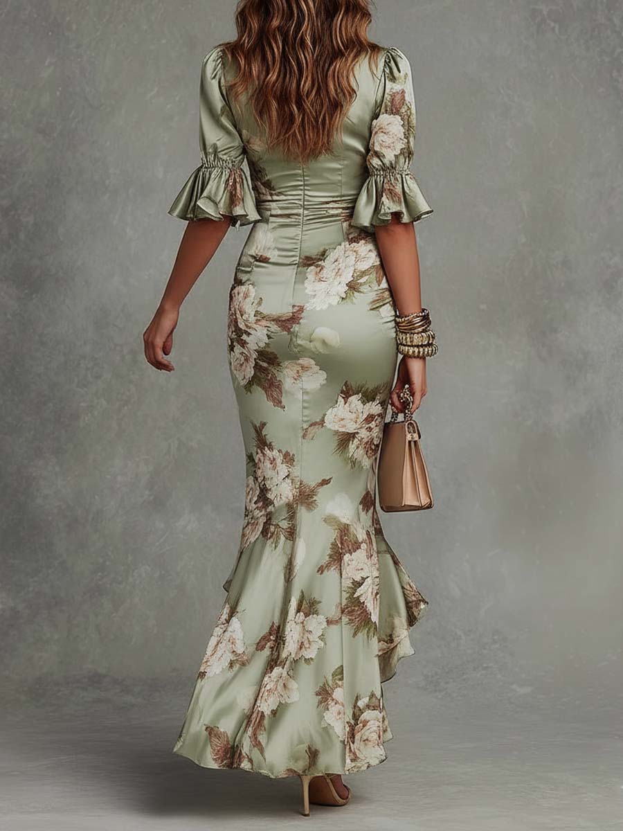 Anna - Abito lungo asimmetrico in satin verde con scollo a V, maniche a campana arricciate e motivo floreale