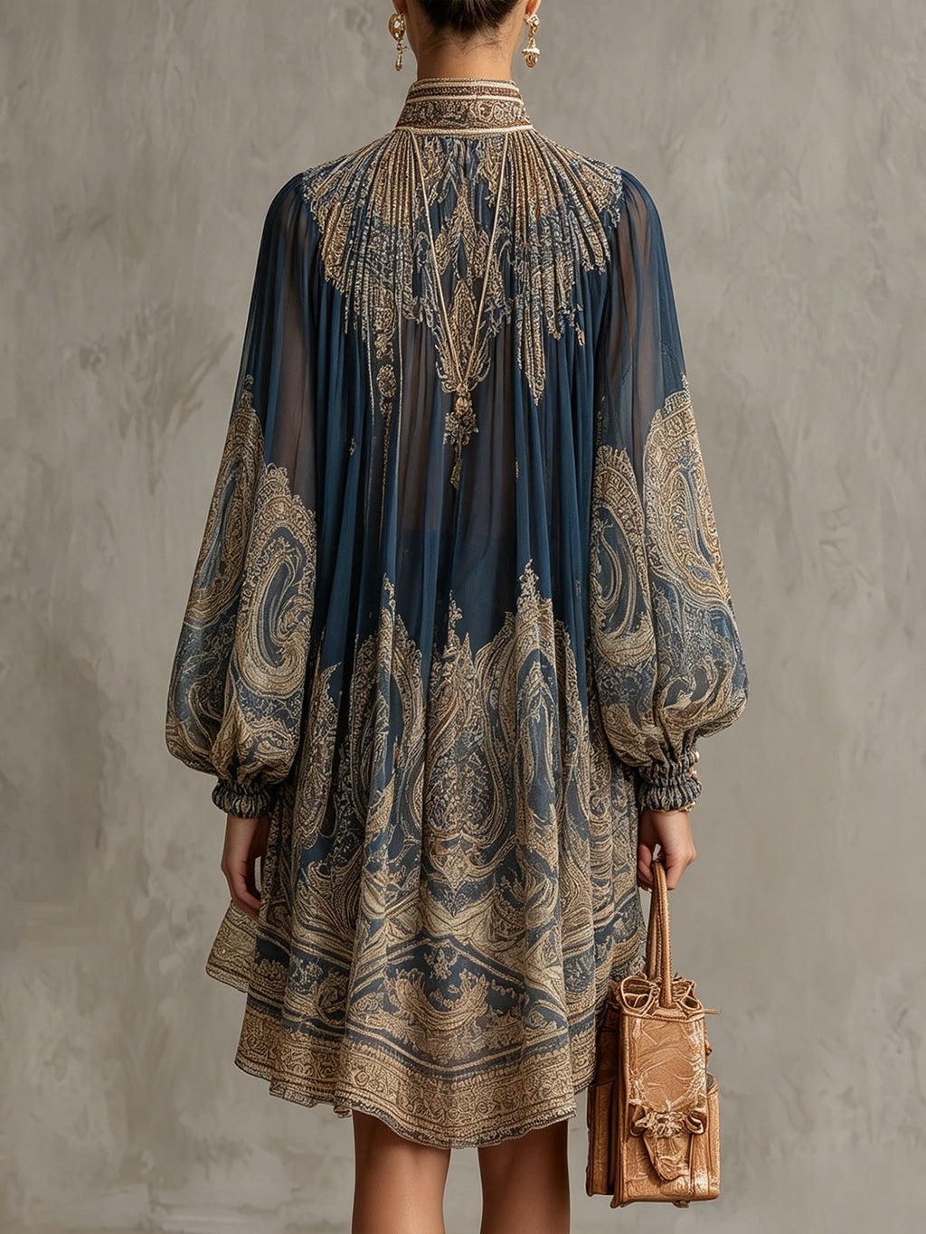 Miniabito in chiffon irregolare con stampa barocca blu navy e collo alto