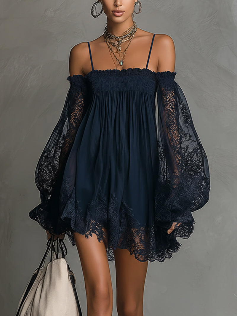 Noemi - Vestito mini in chiffon blu navy con scollo a spalle scoperte, bordo in pizzo e maniche trasparenti