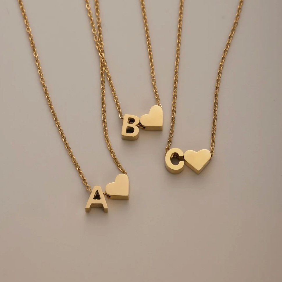 Collar Inicial Intemporal con Colgante en Corazón
