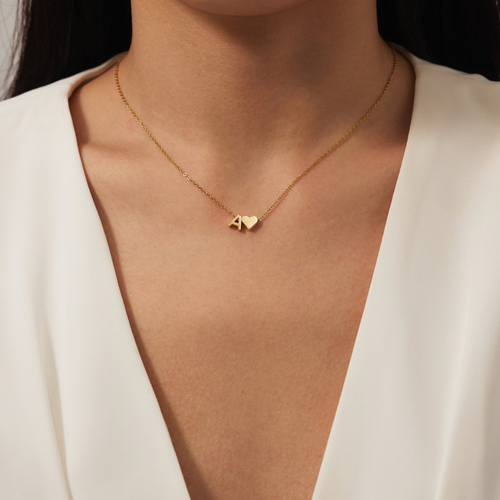 Collar Inicial Intemporal con Colgante en Corazón