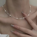 Collar elegante con perlas brillantes