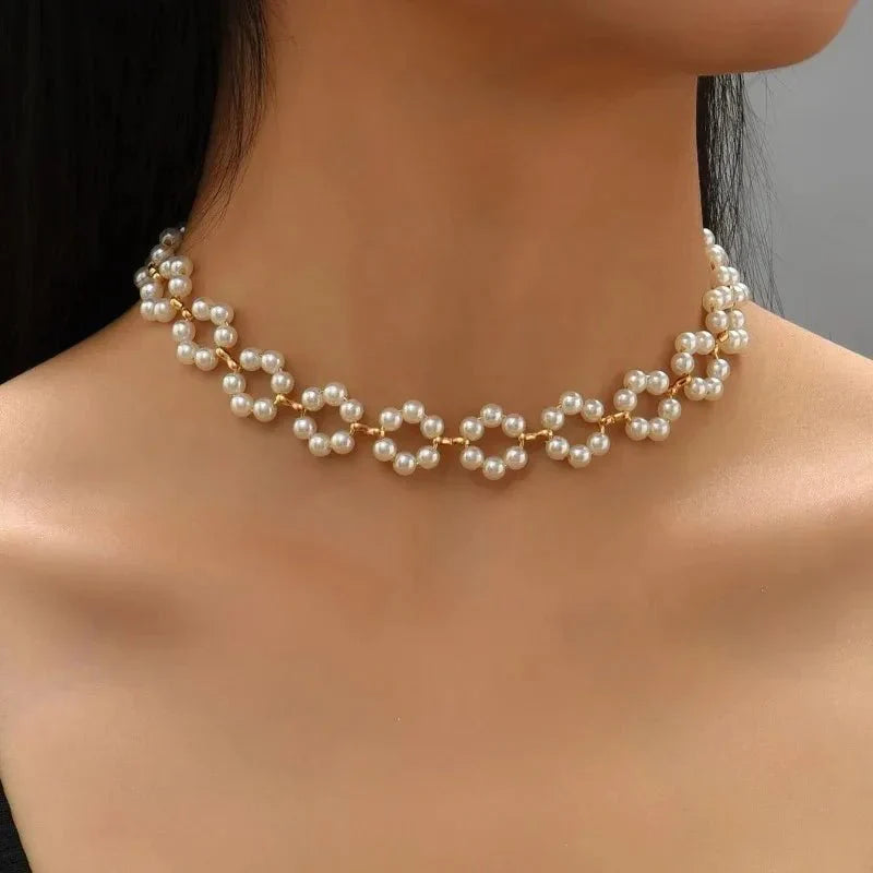 Gargantilla de perlas con diseño floral de margaritas