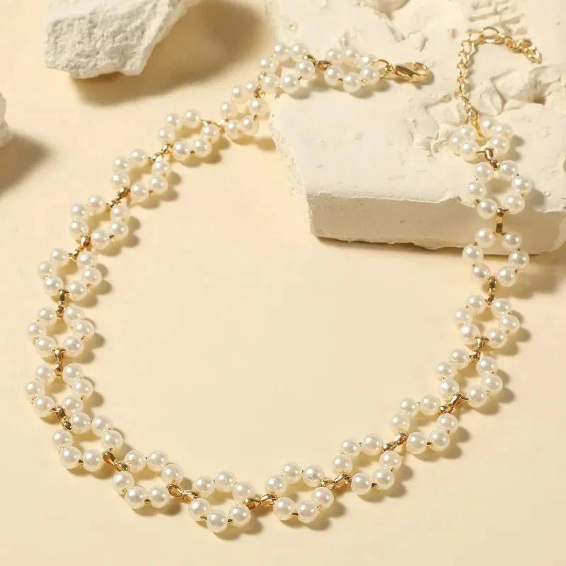 Gargantilla de perlas con diseño floral de margaritas